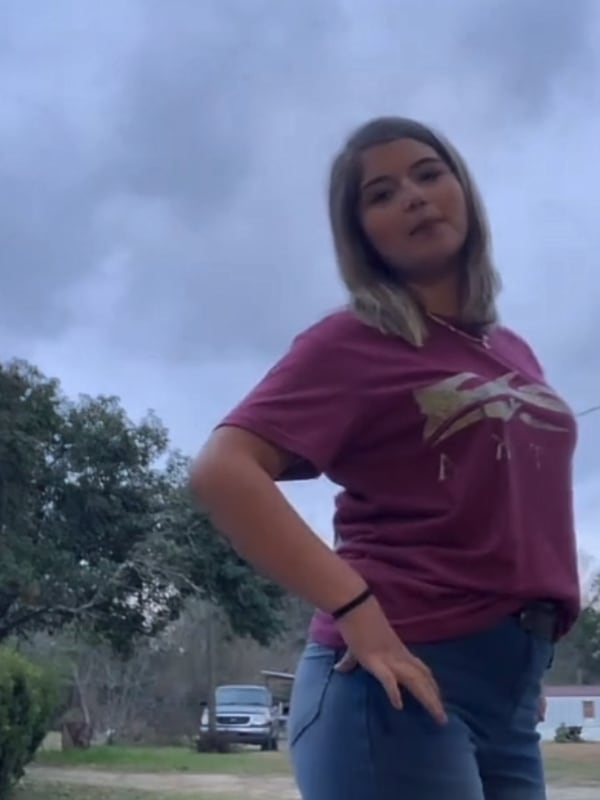 Chat with Roxanna w, the  character AI chatbot