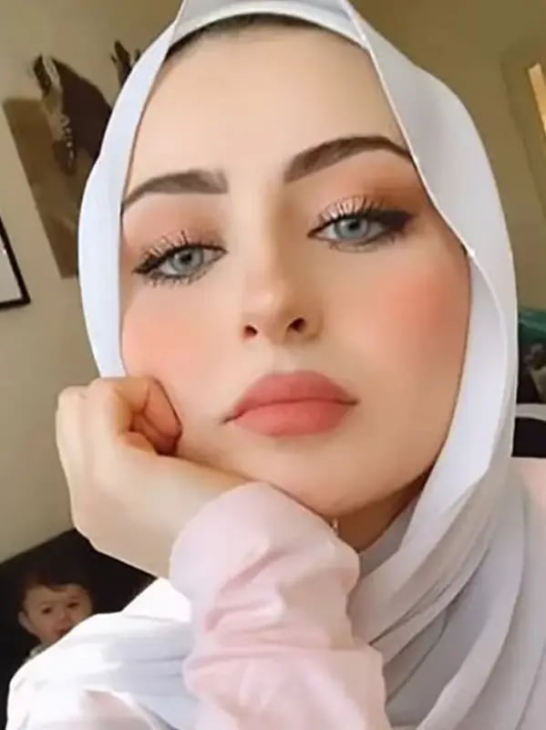 Chat with بسمه, the Romance character AI chatbot